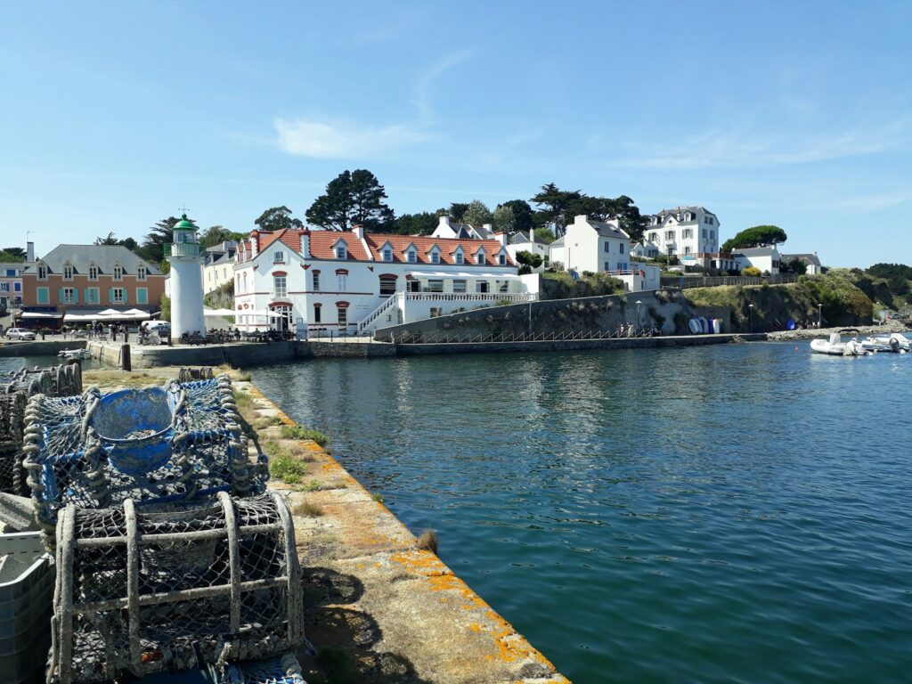 Haventje met witte huizen op Belle-Île-en-Mer