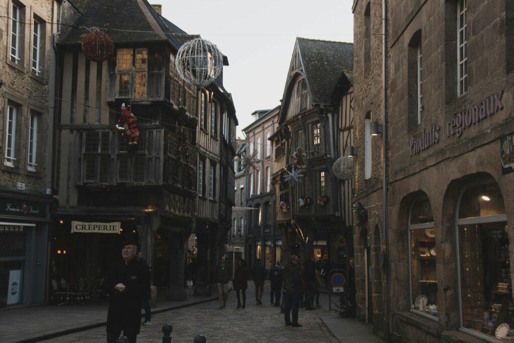 Een middeleeuwse straat met vakwerkhuizen in Dinan