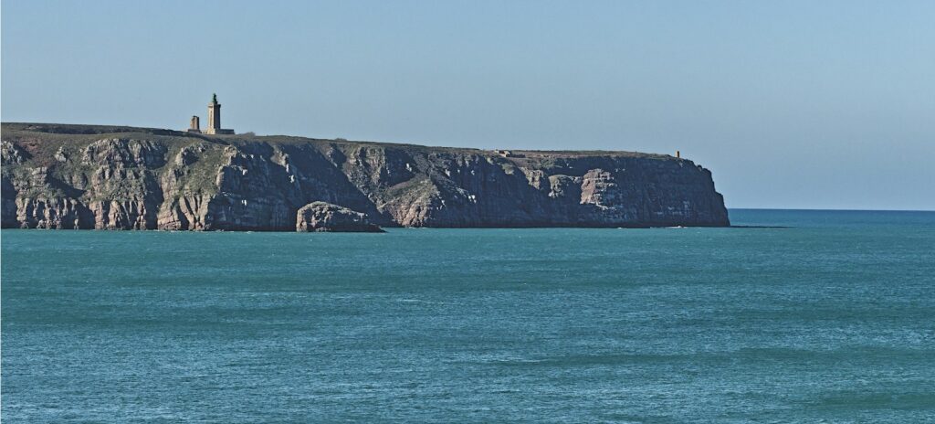De rotspunt van de Pointe du Raz boven de oceaan