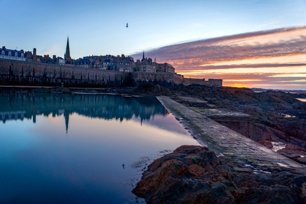Saint-Malo weerspiegeld in het water bij zonsopgang