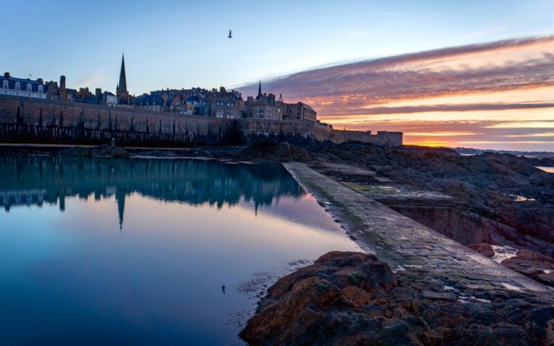 Saint-Malo weerspiegeld in het water bij zonsopgang