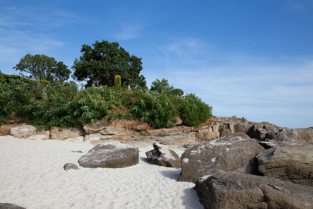 Strand met rotsblokken bij Beg Meil in Bretagne
