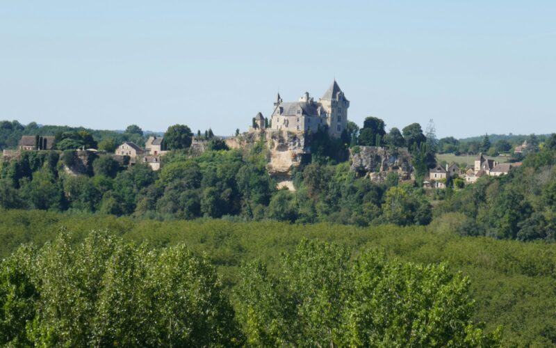 Burcht van Beynac hoog op een rots boven de Dordogne
