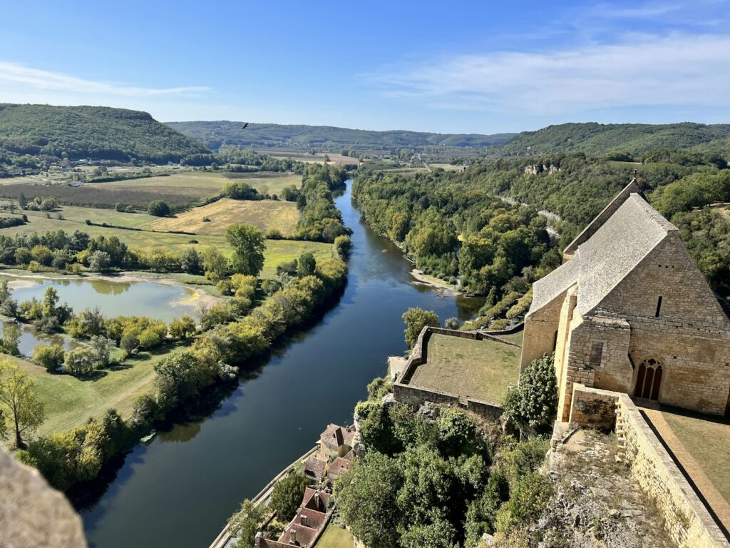 Dorp La Roque-Gageac tegen de rotswand langs de Dordogne