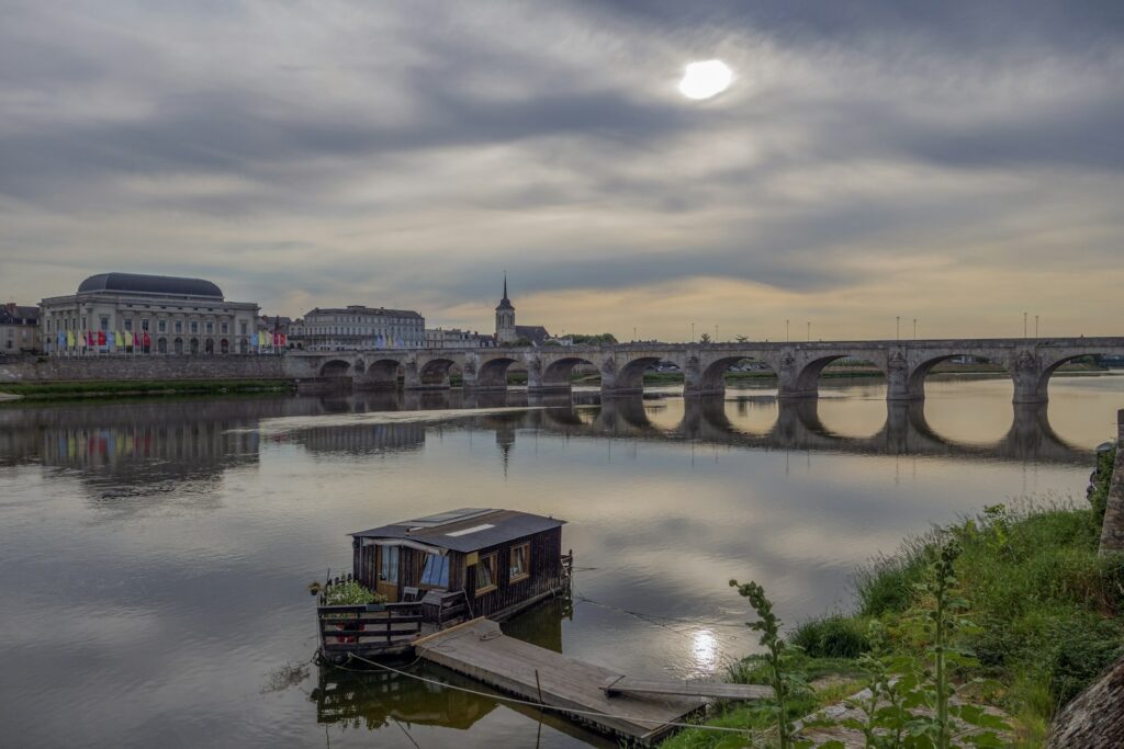 De Loire en de brug bij Saumur