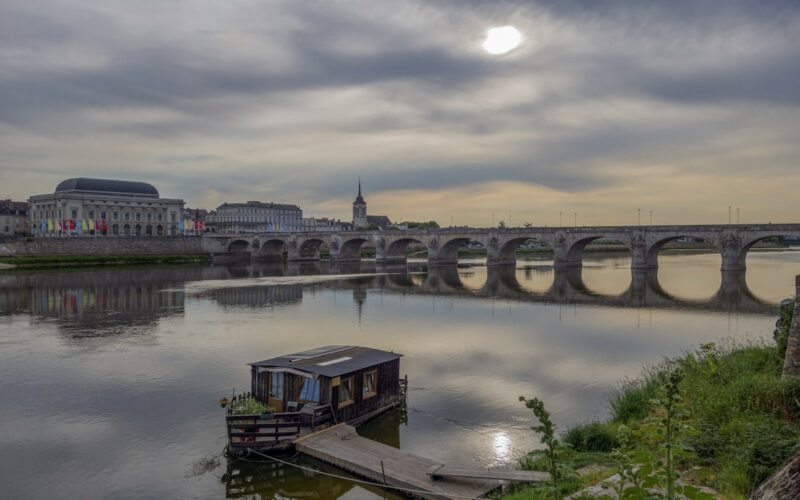 De Loire en de brug bij Saumur