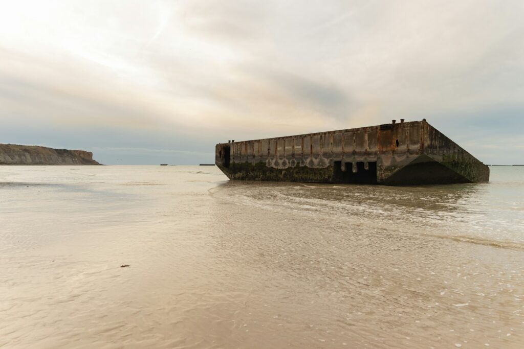 Resten van de kunstmatige haven voor de kust van Arromanches