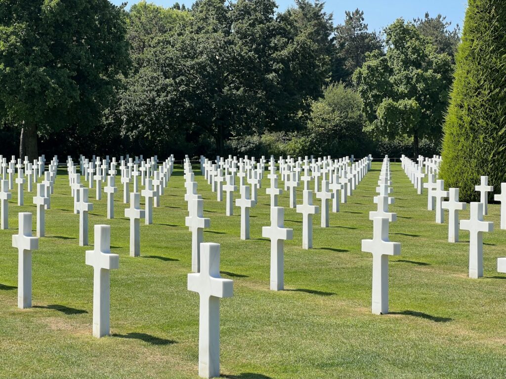 Witte kruisen op de Amerikaanse begraafplaats in Colleville-sur-Mer