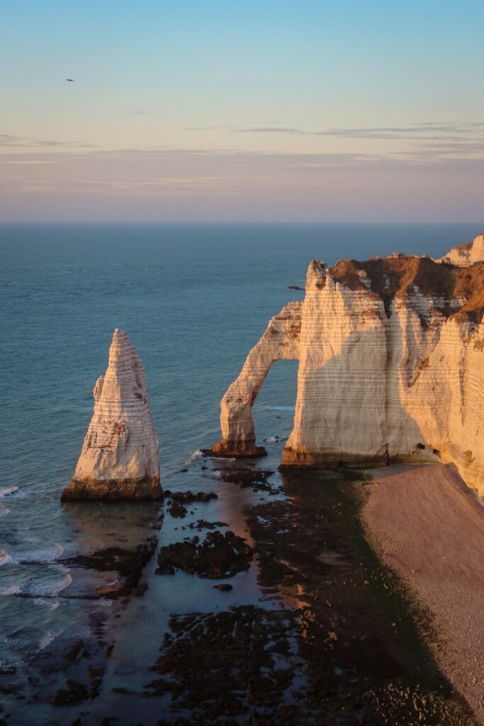 De krijtrotsen en de rotsboog van Étretat