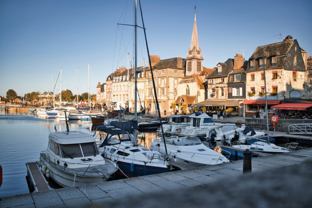 De oude haven van Honfleur met smalle huizen