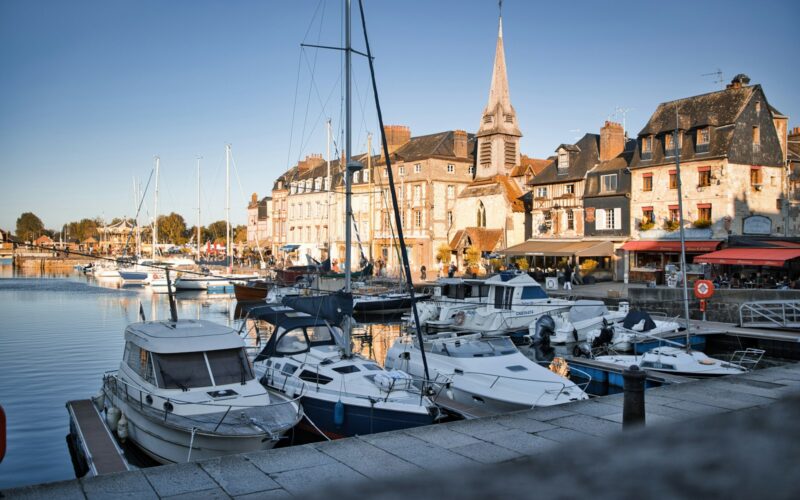 De oude haven van Honfleur met smalle huizen