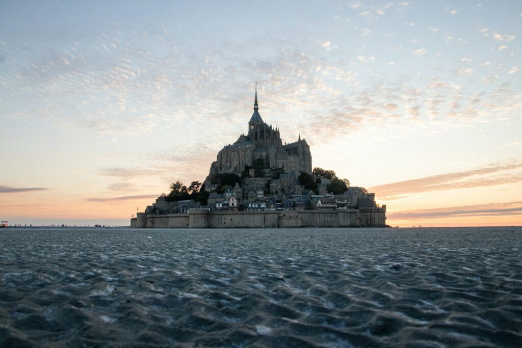 De Mont-Saint-Michel met de abdij boven op de rots