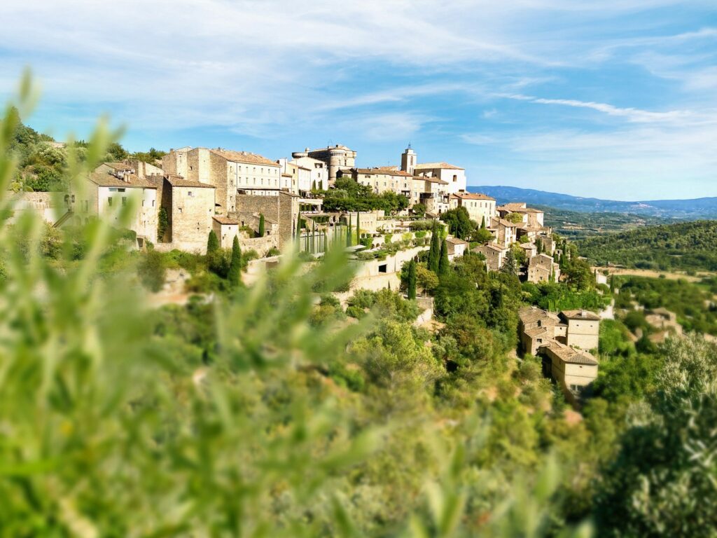 Het dorp Gordes op een rots boven de vallei van de Luberon