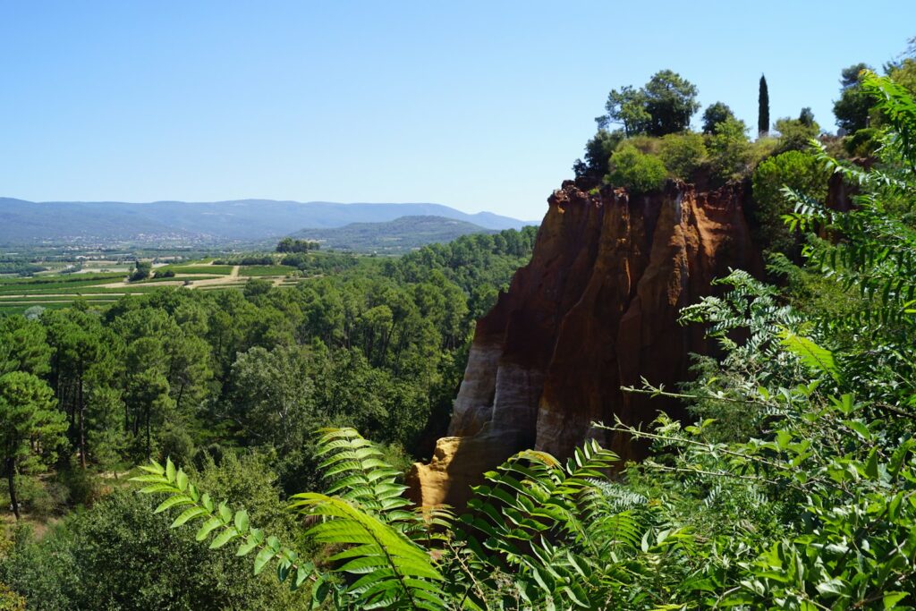 Rode en oranje okerrotsen bij het dorp Roussillon