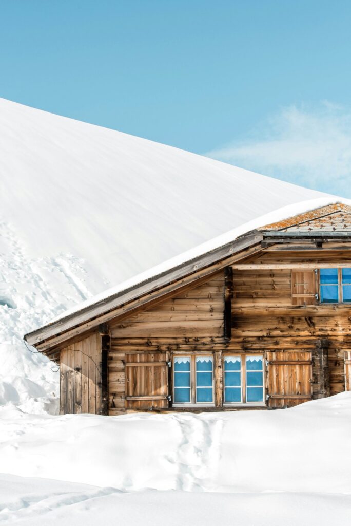 Houten chalets in een besneeuwd bergdorp in de Alpen