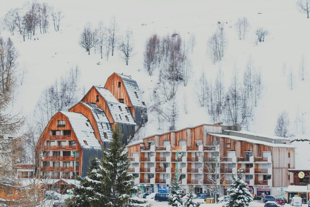 Appartementsgebouwen aan de piste in een Frans skistation