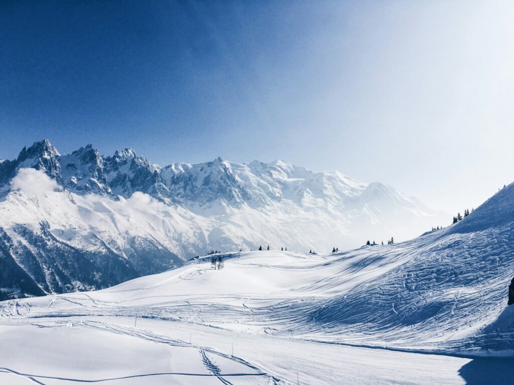 Stoeltjeslift boven besneeuwde pistes in de Alpen