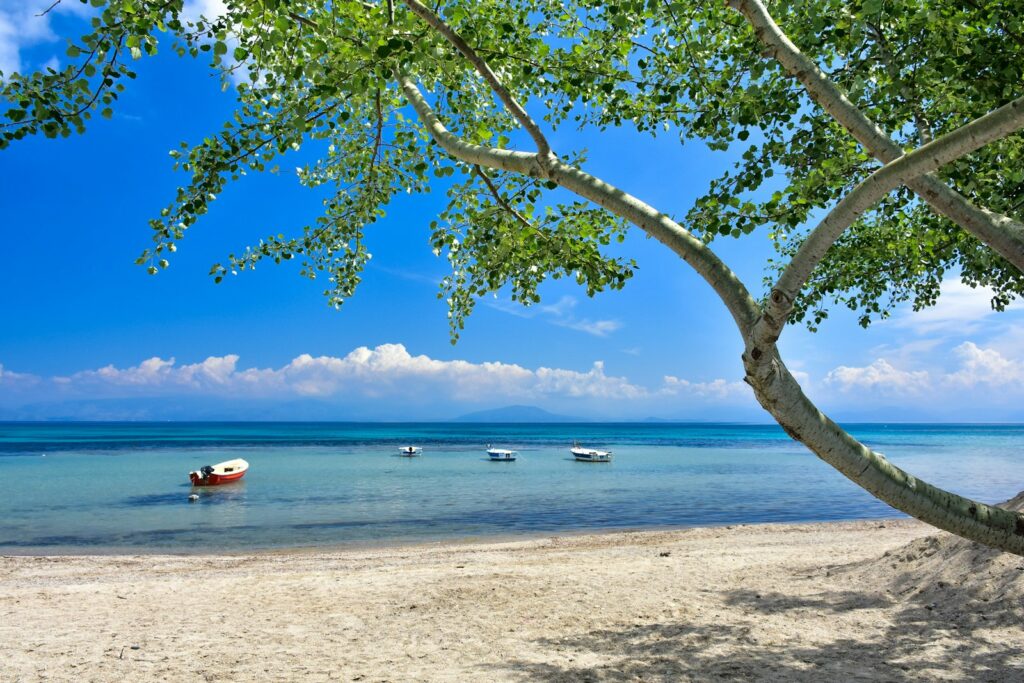 Bootje op een strand op Corfu