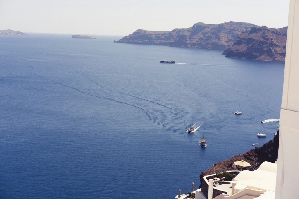 Boten op de Egeïsche Zee gezien vanaf Santorini