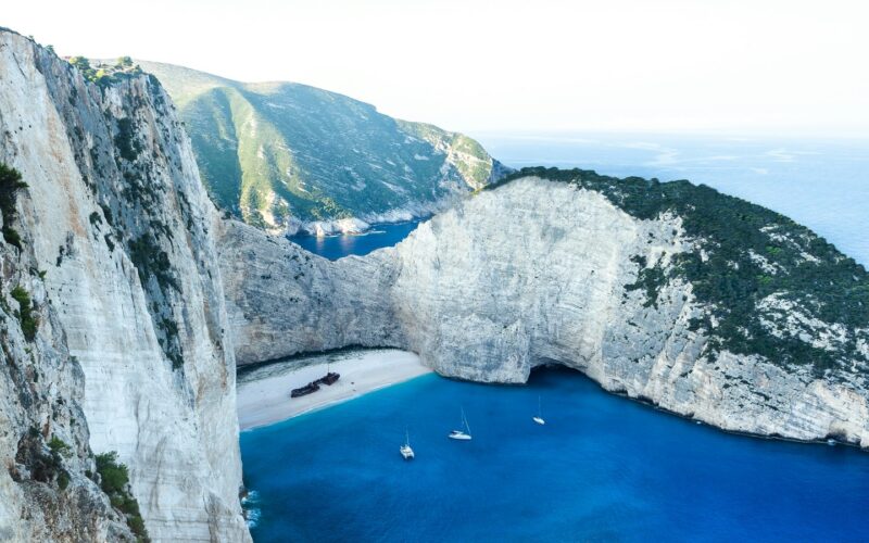 Het Navagio-strand met het scheepswrak tussen de kliffen van Zakynthos