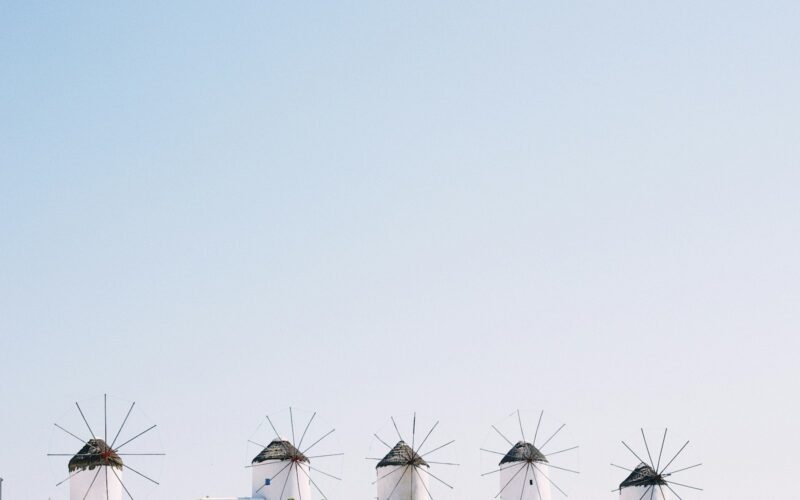De windmolens van Mykonos boven de stad in de zomer