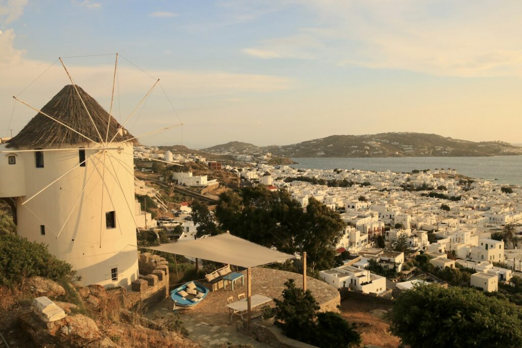 Windmolen op een heuvel boven Mykonos