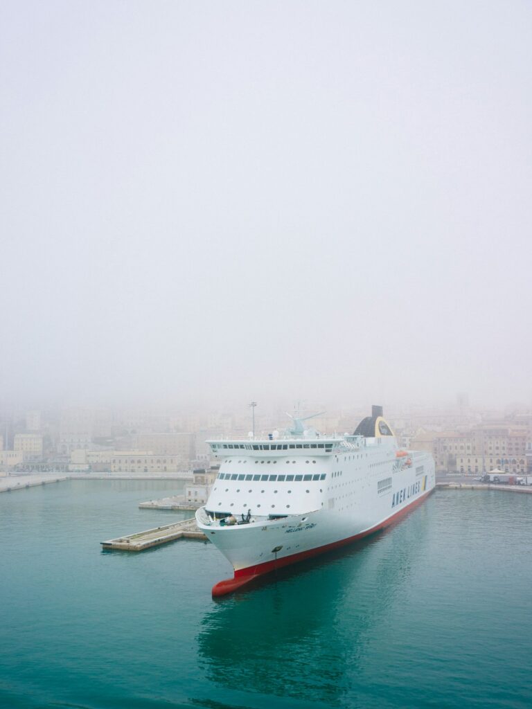 Ferry in de haven van Ancona