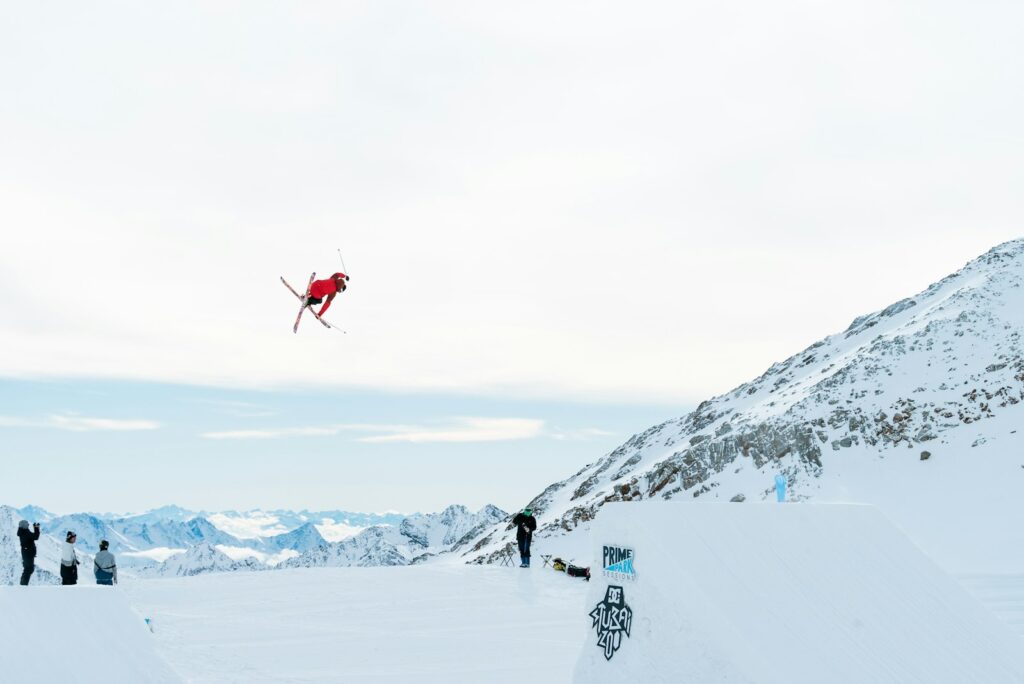 Skiër maakt een sprong in de sneeuw