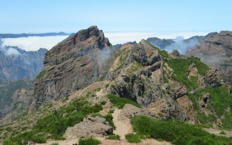 Rotspieken en bergpad bij Pico do Arieiro op Madeira