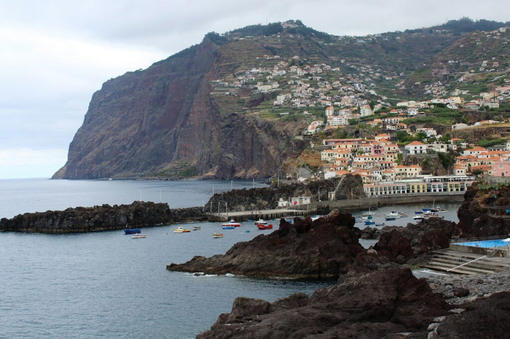 Câmara de Lobos met de kliffen van Cabo Girão erachter