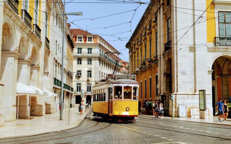 Tram 28 in een smalle straat van Lissabon