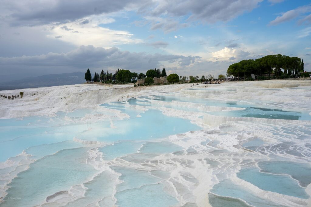 De witte kalkterrassen van Pamukkale met blauw water